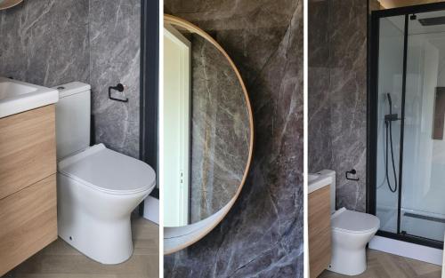 een badkamer met een toilet, een wastafel en een spiegel bij Mooidal Boutique Park Glamping in Meerssen