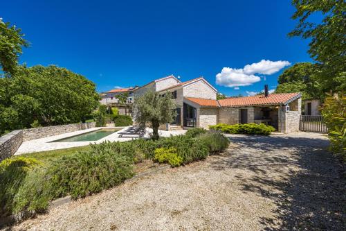 Aed väljaspool majutusasutust Casa 42 pet friendly for 9 people in Central Istria with salt - water pool