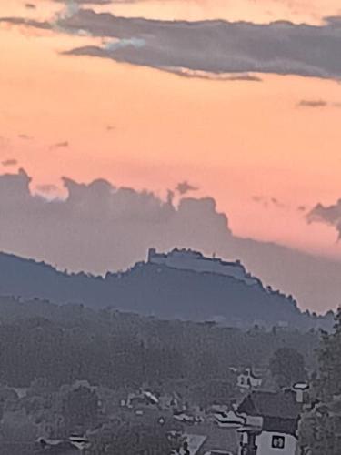 Pemandangan gunung umum atau pemandangan gunung yang diambil dari apartmen