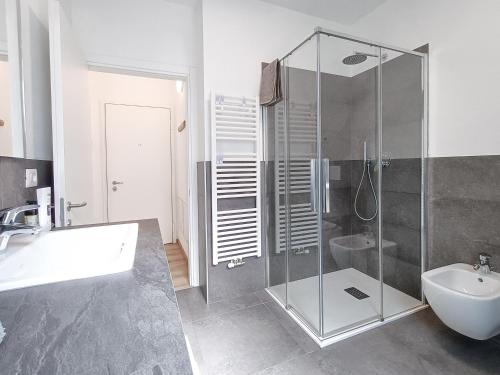 y baño con ducha acristalada y lavamanos. en Relais Gentilini, en Malè