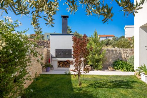 Κήπος έξω από το Luxury apartment Hyperion with private pool and garden