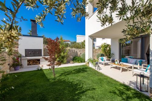 Κήπος έξω από το Luxury apartment Hyperion with private pool and garden
