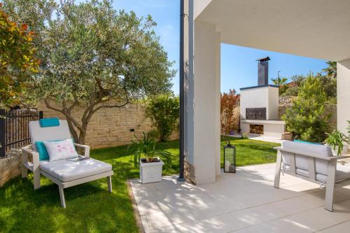 Κήπος έξω από το Luxury apartment Hyperion with private pool and garden