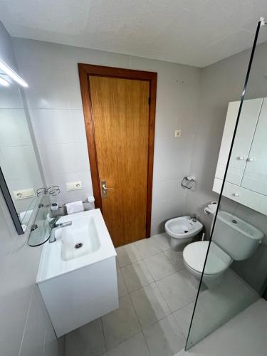 un bagno con lavandino e WC di Portobello Verena a Port de Pollença