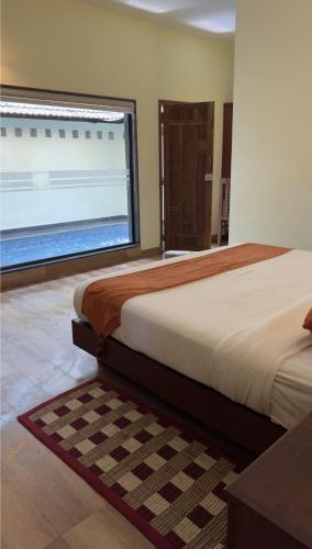Postel nebo postele na pokoji v ubytování Indeevara Luxury Resort and Spa, Wayanad