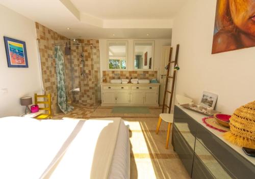 a bathroom with a bed and a shower in a room at Appartement Vue mer, 2ch, 60m². in Théoule-sur-Mer