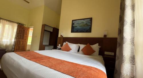 Postel nebo postele na pokoji v ubytování Indeevara Luxury Resort and Spa, Wayanad