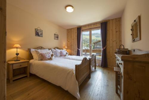 Un dormitorio con una cama grande y una ventana en Apartment Beaumont en Verbier