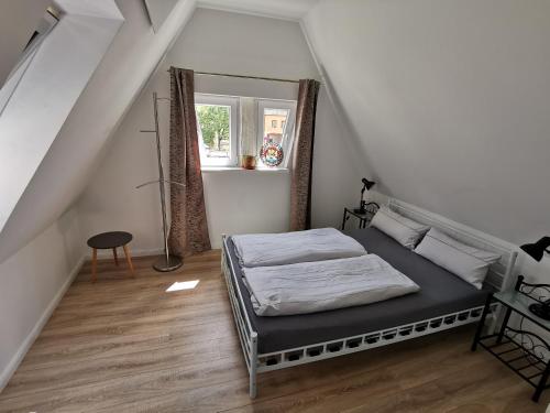 a bedroom with a bed and a window at Im Herzen des Kraichgaus 2 in Östringen