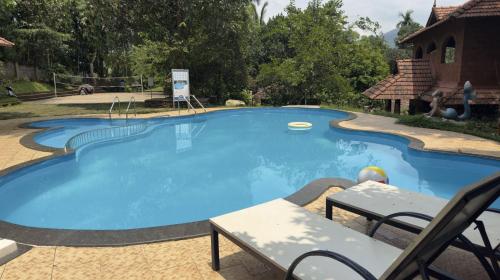 Bazén v ubytování Indeevara Luxury Resort and Spa, Wayanad nebo v jeho okolí