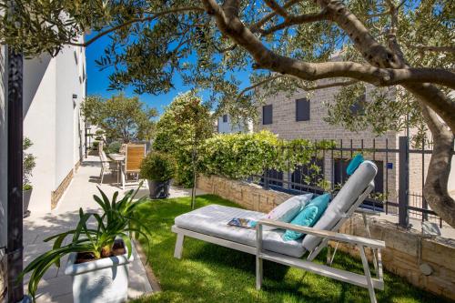 Κήπος έξω από το Luxury apartment Hyperion with private pool and garden
