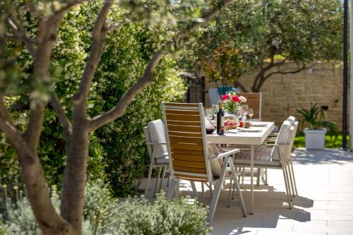 Κήπος έξω από το Luxury apartment Hyperion with private pool and garden