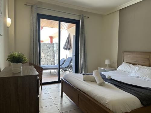 En eller flere senge i et værelse på MarketHome Balcon de los Gigantes B09