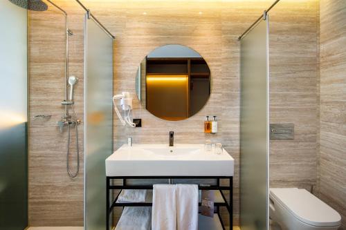 uma casa de banho com um lavatório e um espelho em AP Cabanas Beach & Nature - Adults Friendly em Cabanas de Tavira