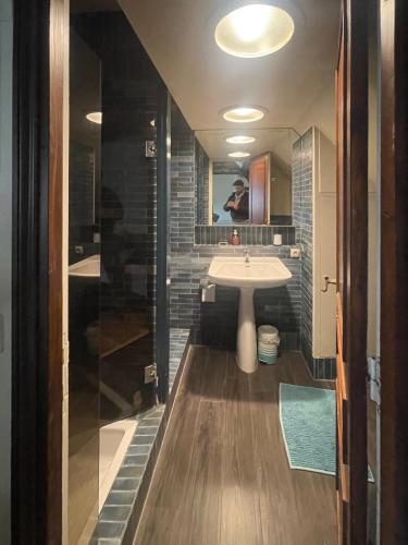 une salle de bain avec un lavabo et un miroir dans l'établissement Studio Les Galets Blancs, à Saint-Valery-en-Caux