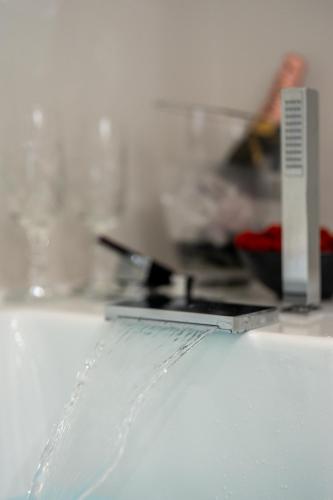 Derouse Othon Suite with Hydromassage Jacuzzi