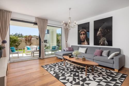 Χώρος καθιστικού στο Luxury apartment Hyperion with private pool and garden