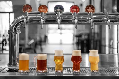 a group of beer glasses on a bar at River Apartments in Mladá Boleslav