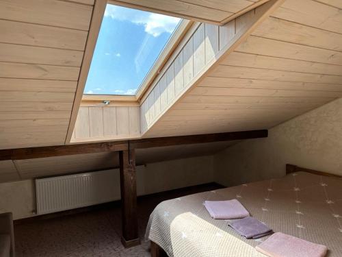 Zimmer im Dachgeschoss mit einem Bett und einem Fenster in der Unterkunft Mini Hotel on Brovarskaya in Kiew