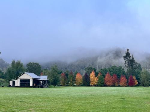 una casa en medio de un campo con árboles en Nunkeri, en Wollombi