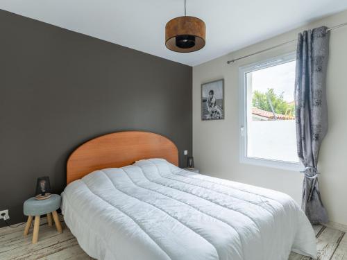 a bedroom with a large bed and a window at Maison climatisée à Parentis-en-Born, 3 chambres, jardin, proche centre et activités, ménage inclus - FR-1-319-554 in Parentis-en-Born