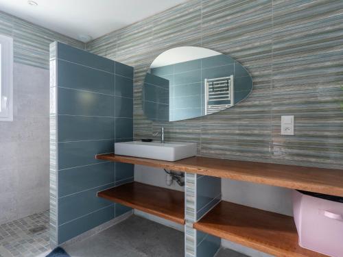 a bathroom with a sink and a mirror at Maison climatisée à Parentis-en-Born, 3 chambres, jardin, proche centre et activités, ménage inclus - FR-1-319-554 in Parentis-en-Born