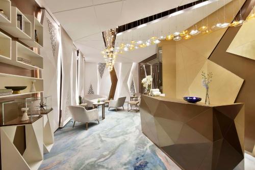 麦纳麦Hilton Bahrain的大堂配有桌椅和灯