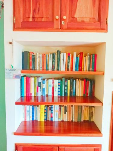 a book shelf filled with lots of books at La quercia di Massena in Lauria