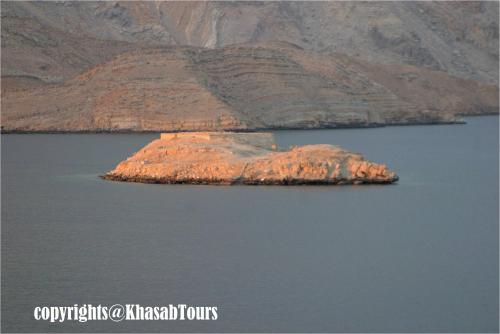 une île au milieu d'une masse d'eau dans l'établissement Overnight Dhow - 1 Night 2 Days, à Khasab