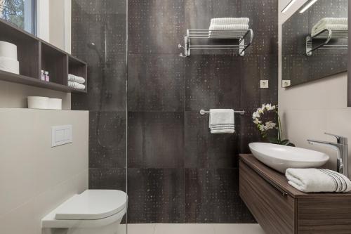 Ένα μπάνιο στο Luxury apartment Hyperion with private pool and garden