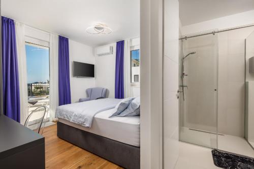 Ένα ή περισσότερα κρεβάτια σε δωμάτιο στο Luxury apartment Hyperion with private pool and garden
