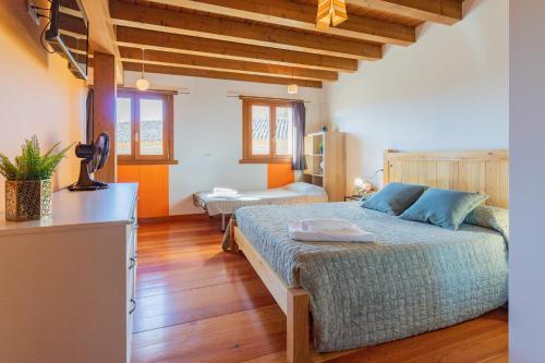 Villamayor de Monjardín的住宿－Markiola，一间卧室,配有两张床
