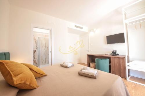 a room with a bed with two towels on it at Alberobbè luxury rooms in Alberobello