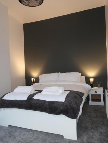 Ένα ή περισσότερα κρεβάτια σε δωμάτιο στο Modern 3 Bed House, DreamStay4U