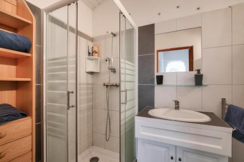 une salle de bain avec douche et lavabo dans l'établissement Lumineux gite avec jardin dans une bastide, à Montpellier