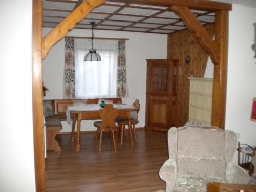 een woonkamer met een eettafel en stoelen bij Ferienhaus in ruhiger Lage mit großem Garten in Orsingen-Nenzingen