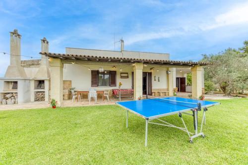 a ping pong table in front of a house at Villa Cisura Ranne - 2 chilometri dal mare con piscina privata in Diso