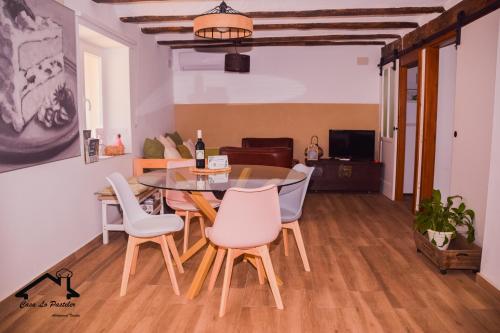 CASA LO PASTELER في Roquetas: غرفة طعام مع طاولة وكراسي
