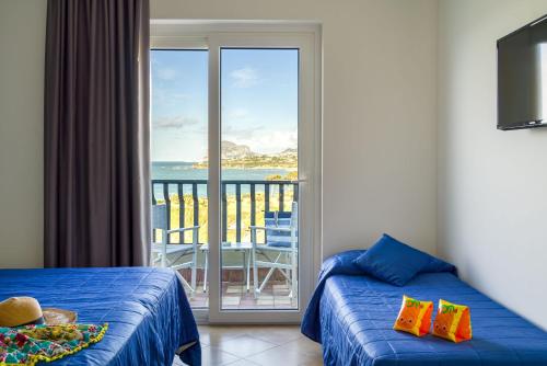 - une chambre avec un lit et une vue sur l'océan dans l'établissement Carlton Hotel Riviera, à Cefalù
