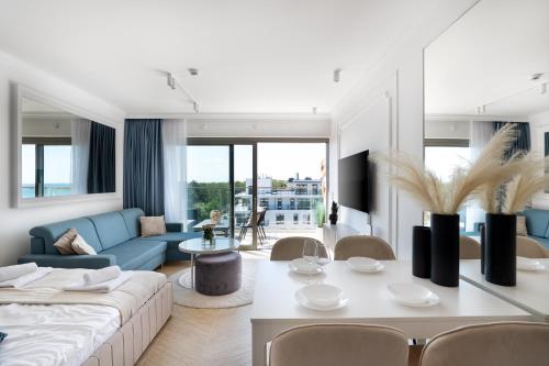 un soggiorno con un divano e un tavolo di Solaris Sea View a Darlowko