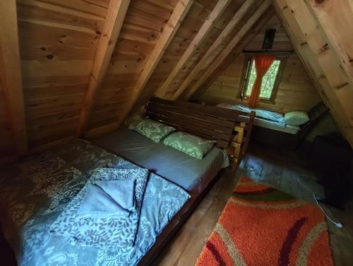 ツェティニェにあるBrvnara Fairy Taleのログキャビン内のベッドルームのオーバーヘッドビュー