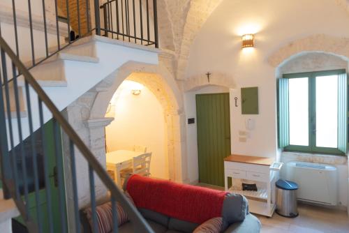 una sala de estar con un sofá y una mesa en Casa Sorrentino, en Cisternino