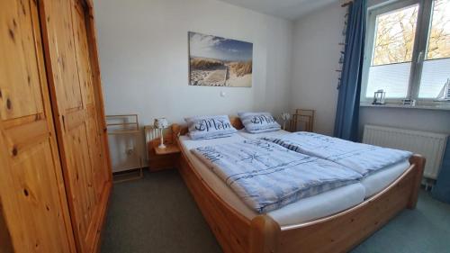 ツィノヴィッツにあるParkresidenz Sanssouci Wohnung 10 Zinnowitzのベッドルーム1室(青い掛け布団付きのベッド1台付)