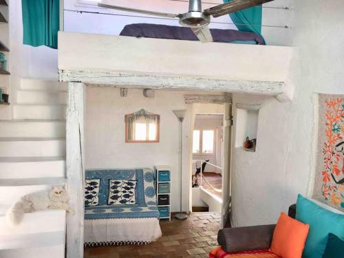 un salon avec un canapé et un escalier dans l'établissement CANNES CENTRE CHARMANT 2 ROOMS+MEZZANIN, à Cannes