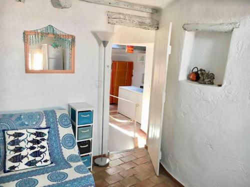 une chambre avec un lit et un miroir au mur dans l'établissement CANNES CENTRE CHARMANT 2 ROOMS+MEZZANIN, à Cannes