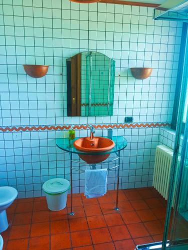 a bathroom with a sink and a toilet at La quercia di Massena in Lauria
