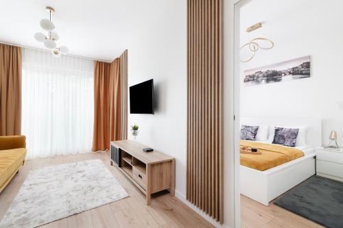 een slaapkamer met een bed en een spiegel bij EASY RENT- North, Free Parking, 24h Check-in in Lublin