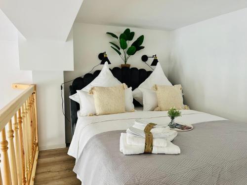 Кровать или кровати в номере FILMAP-Apartments-Zentrale Lage-Boxspringbett-Beamer-Popcorn-gratis Parkplatz