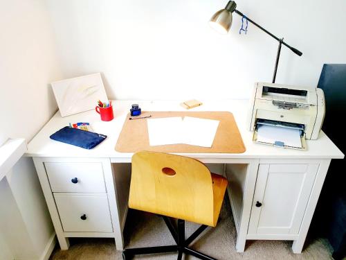 a white desk with a sewing machine and a printer at RABATY OD 2 Nocy Całe prywatne mieszkanie Łódź 2 pokoje darmowy parking kuchnia łazienka cicho blisko Piotrkowska Sauna Galeria Park in Łódź