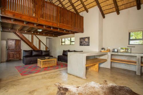 Ruang duduk di Kubu Bush Lodge